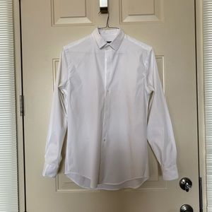 Men’s white buttons down shirt
